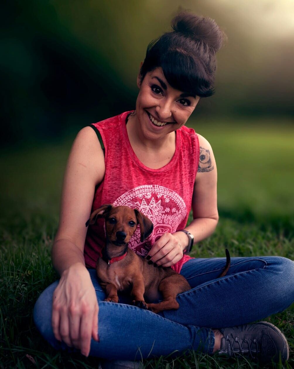 Frau mit Hund steht für Vertrauen und innere Verbindung im Fremdenergien Kurs
