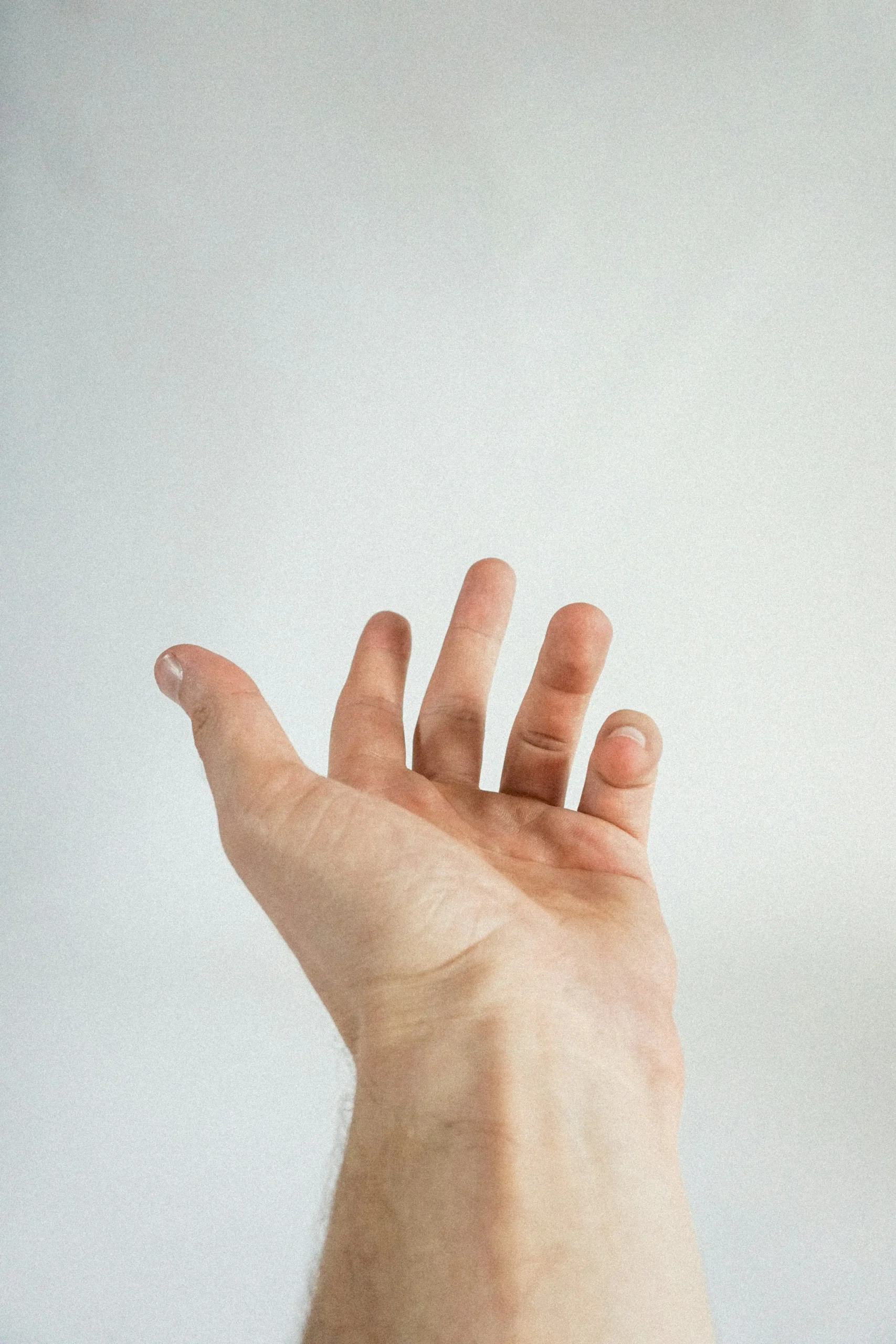 Hand beim Muskeltest zur Kommunikation mit dem Unterbewusstsein